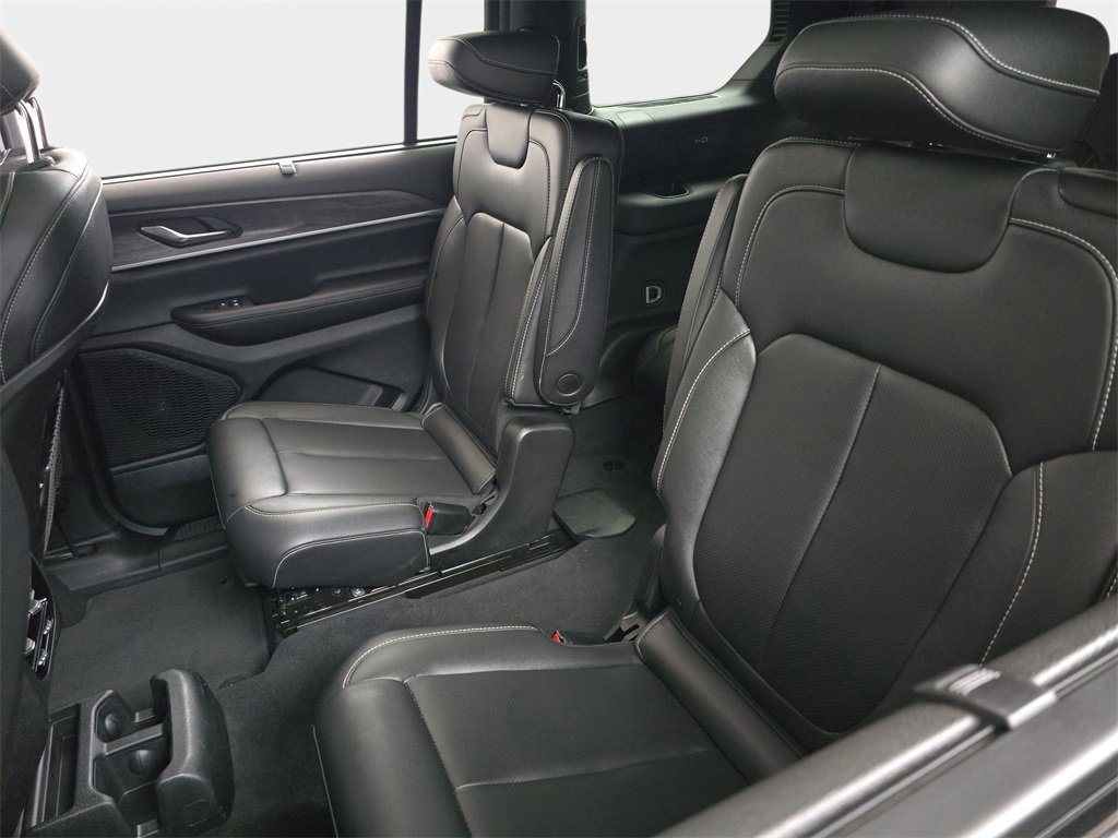 Used 2024 Jeep Grand Cherokee L Limited w/ Luxury Tech Group II image 17