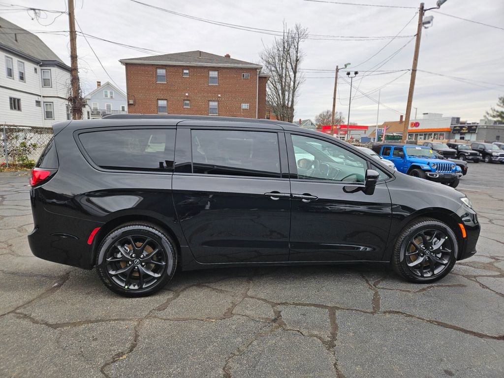 New 2026 Chrysler Pacifica Limited w/ S Appearance Package image 8