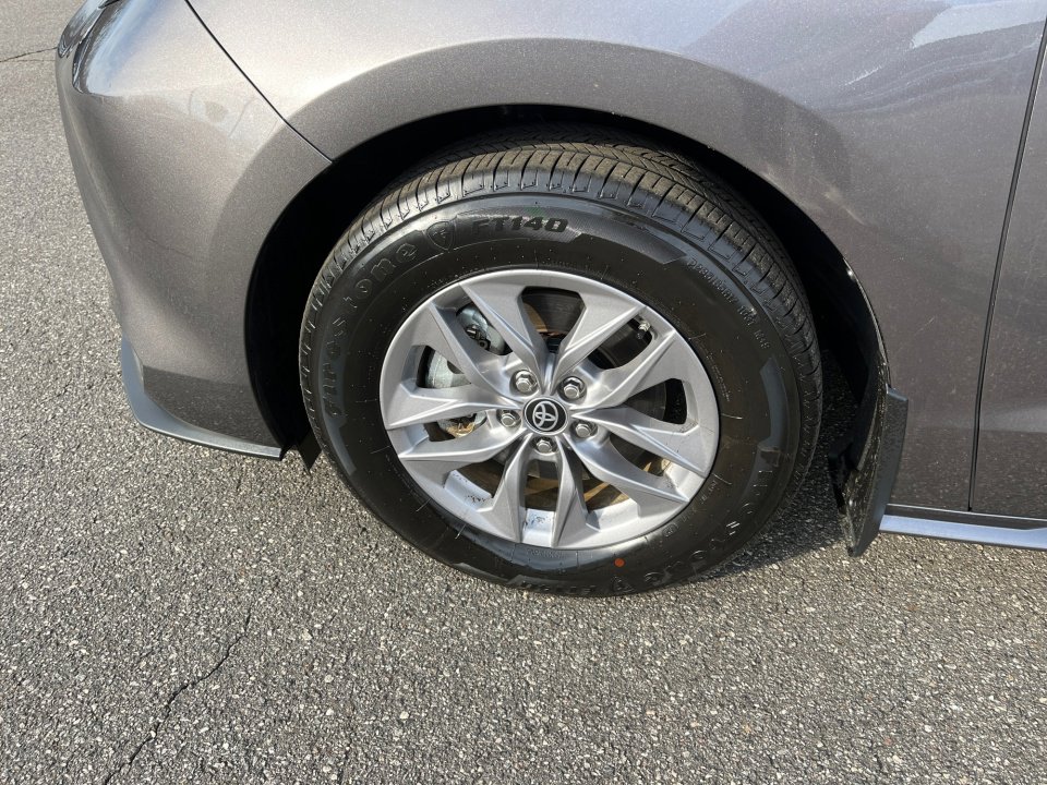 Certified 2024 Toyota Sienna XLE image 30