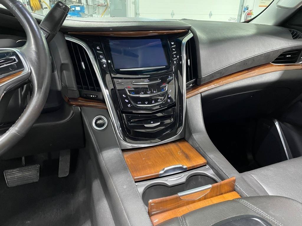 Used 2016 Cadillac Escalade ESV Luxury AWD/4WD image 34