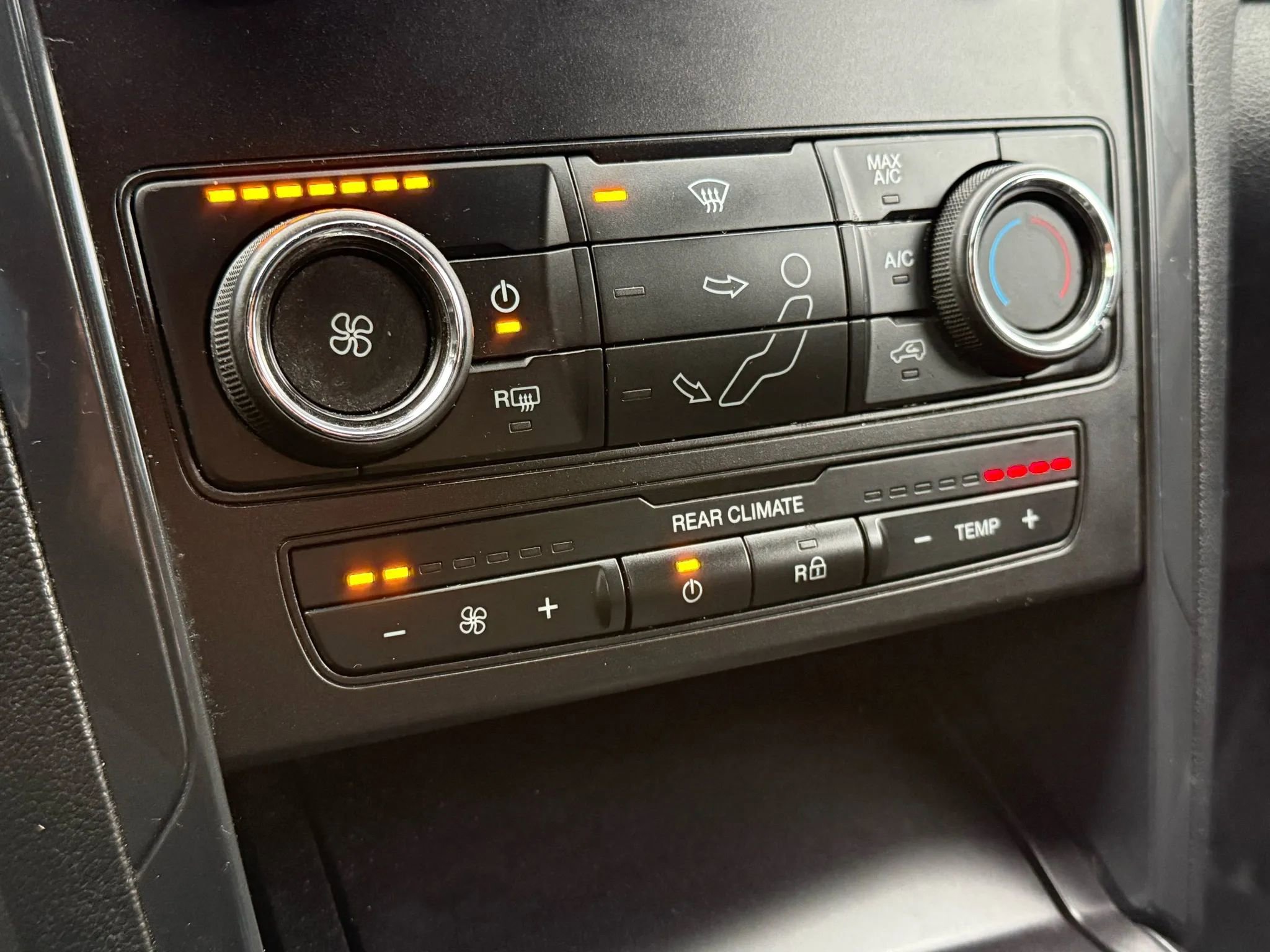 Used 2018 Ford Explorer XLT image 40