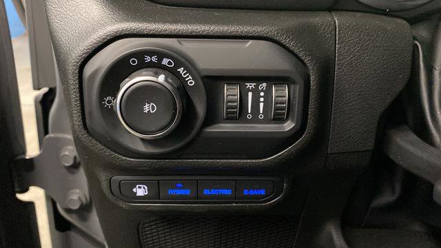 Used 2022 Jeep Wrangler Unlimited Sahara AWD/4WD image 28