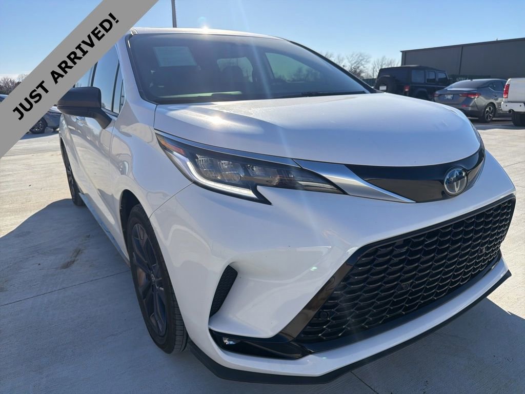 Used 2022 Toyota Sienna XSE image 3