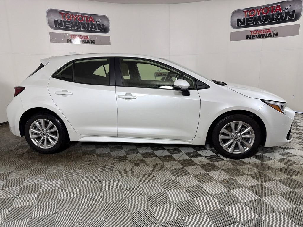 Used 2025 Toyota Corolla SE FWD image 2