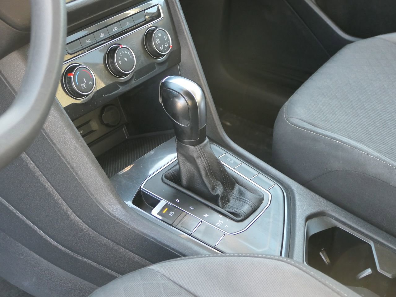 Used 2021 Volkswagen Tiguan S image 23