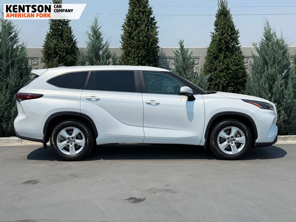 Used 2025 Toyota Highlander LE AWD/4WD image 10