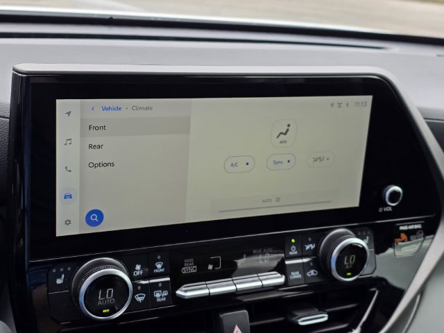 Used 2025 Toyota Highlander XLE FWD image 19