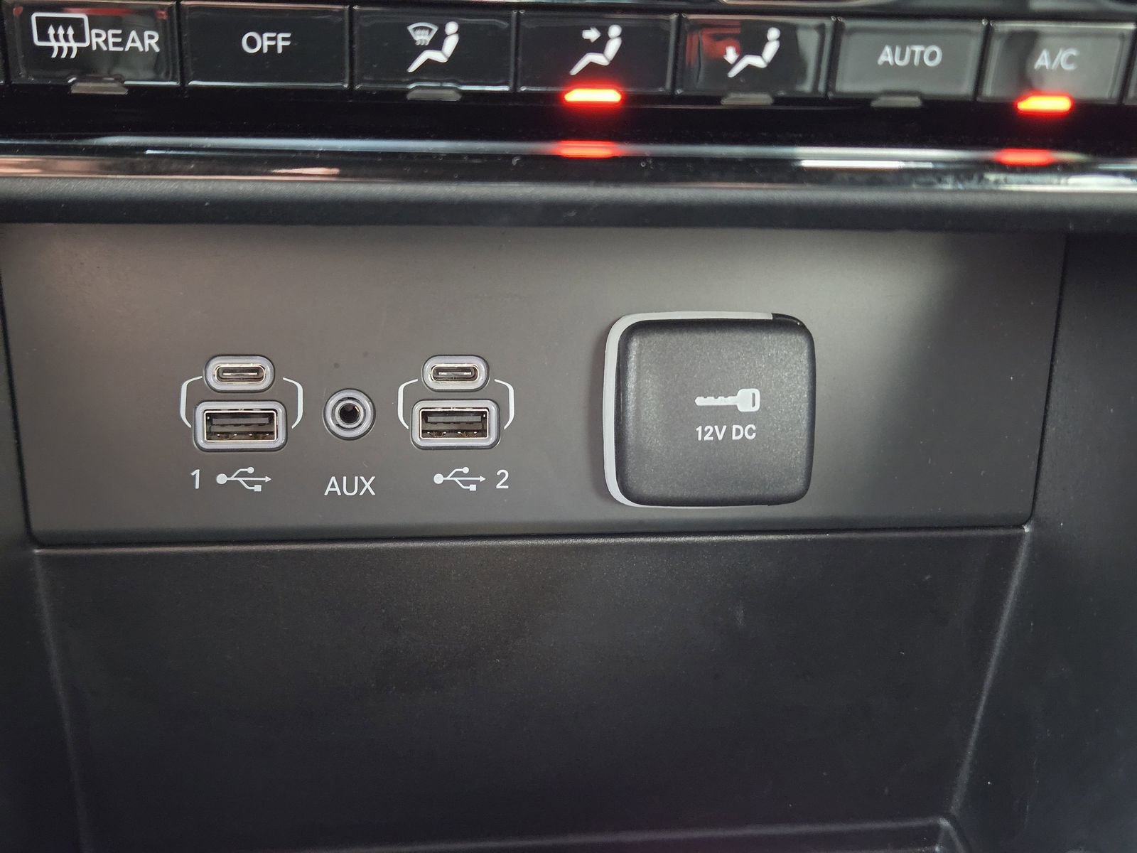 Used 2025 Jeep Grand Cherokee L Limited w/ Black Appearance Package image 27