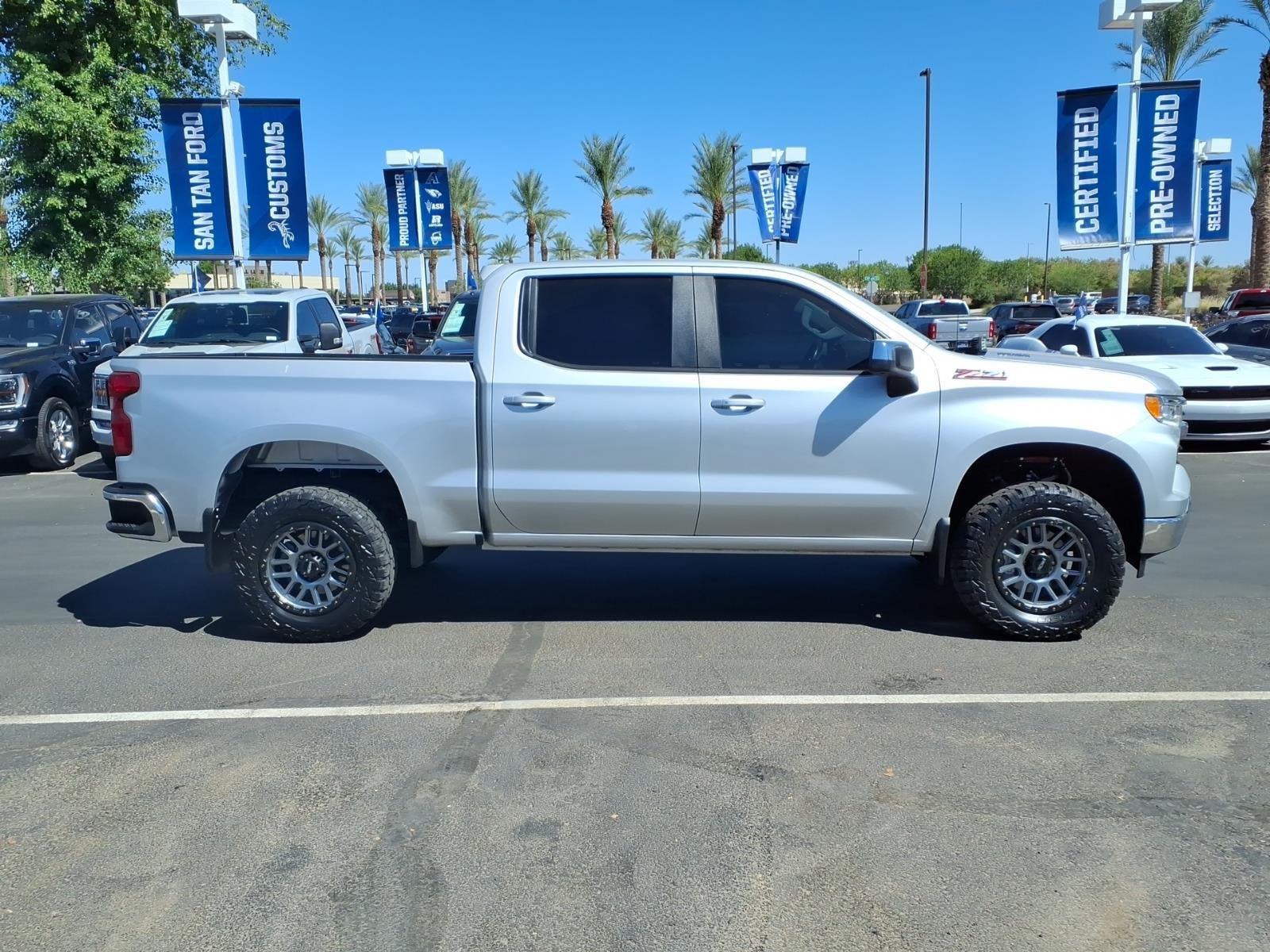 Used 2022 Chevrolet Silverado 1500 LT w/ Z71 Off-Road Package AWD/4WD image 3