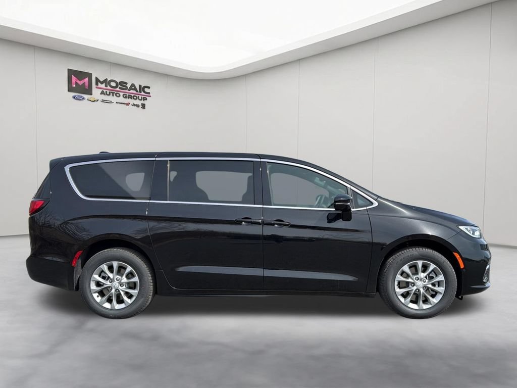 New 2026 Chrysler Pacifica Select AWD/4WD image 8
