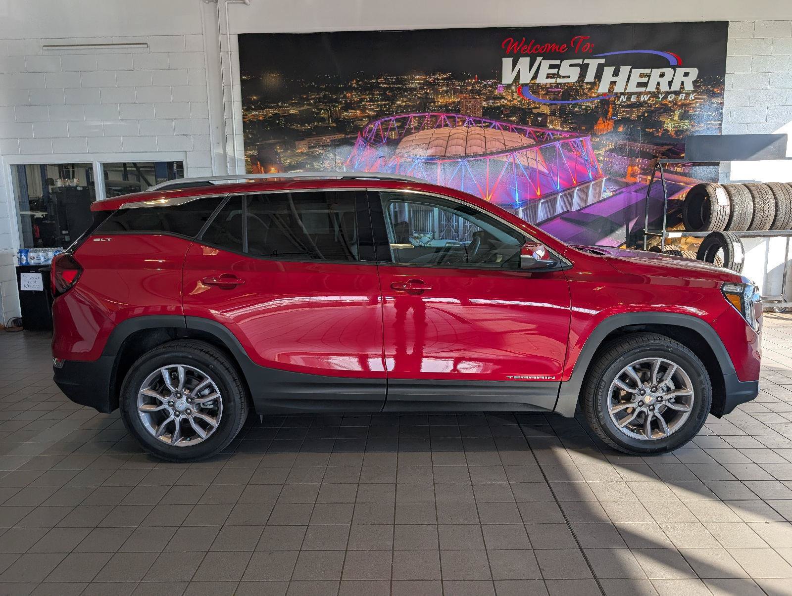 Used 2023 GMC Terrain SLT AWD/4WD image 9