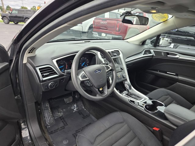 Used 2015 Ford Fusion SE FWD image 2