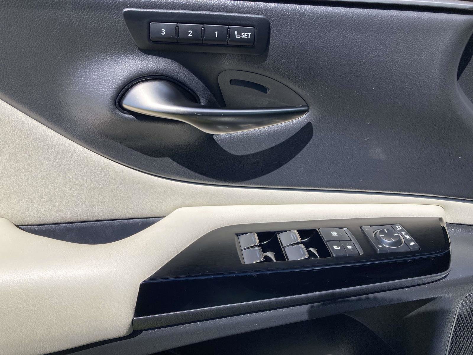 Used 2024 Lexus ES 350 w/ Luxury Package FWD image 17