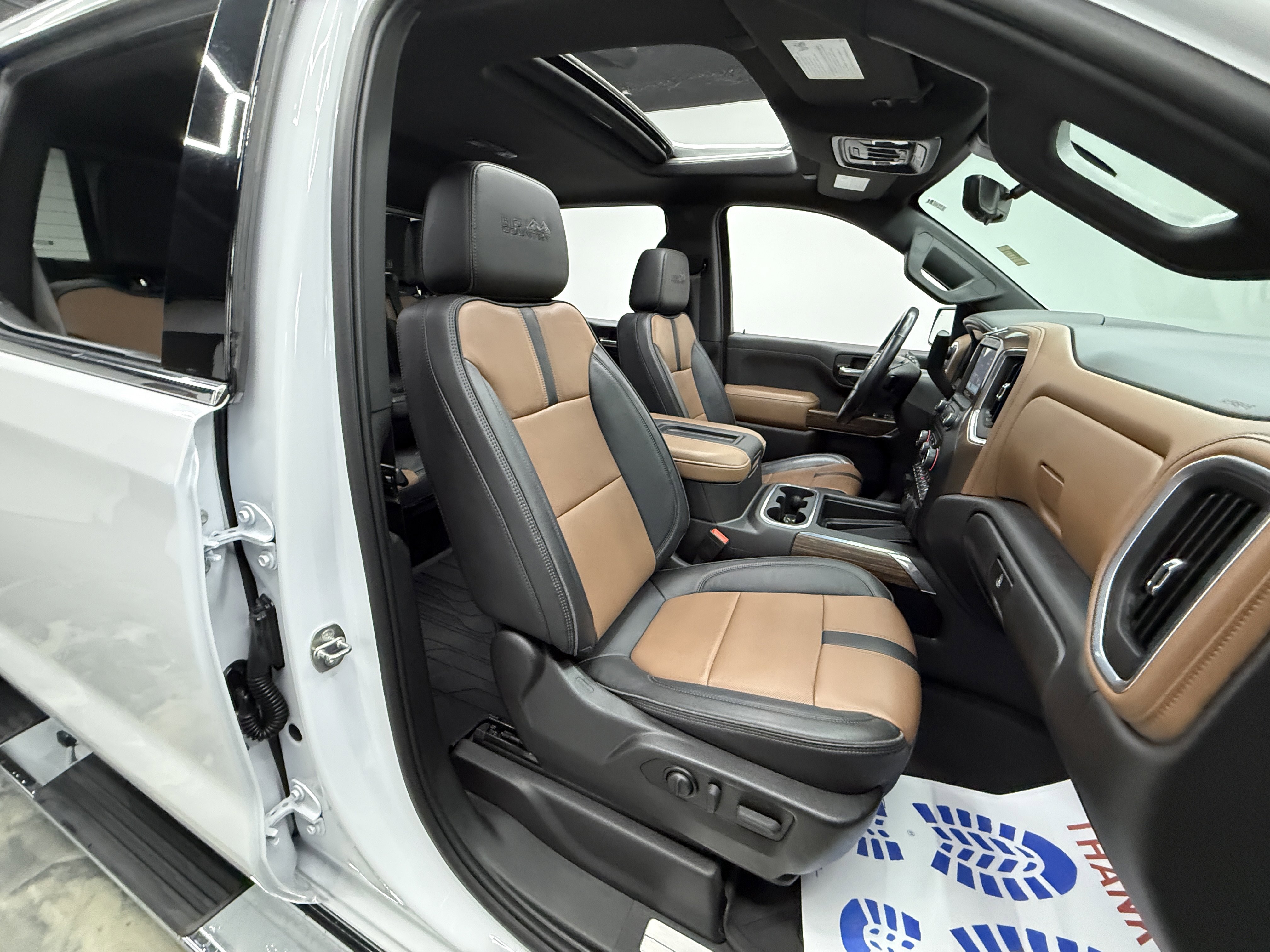 Used 2022 Chevrolet Silverado 1500 High Country w/ Technology Package image 27