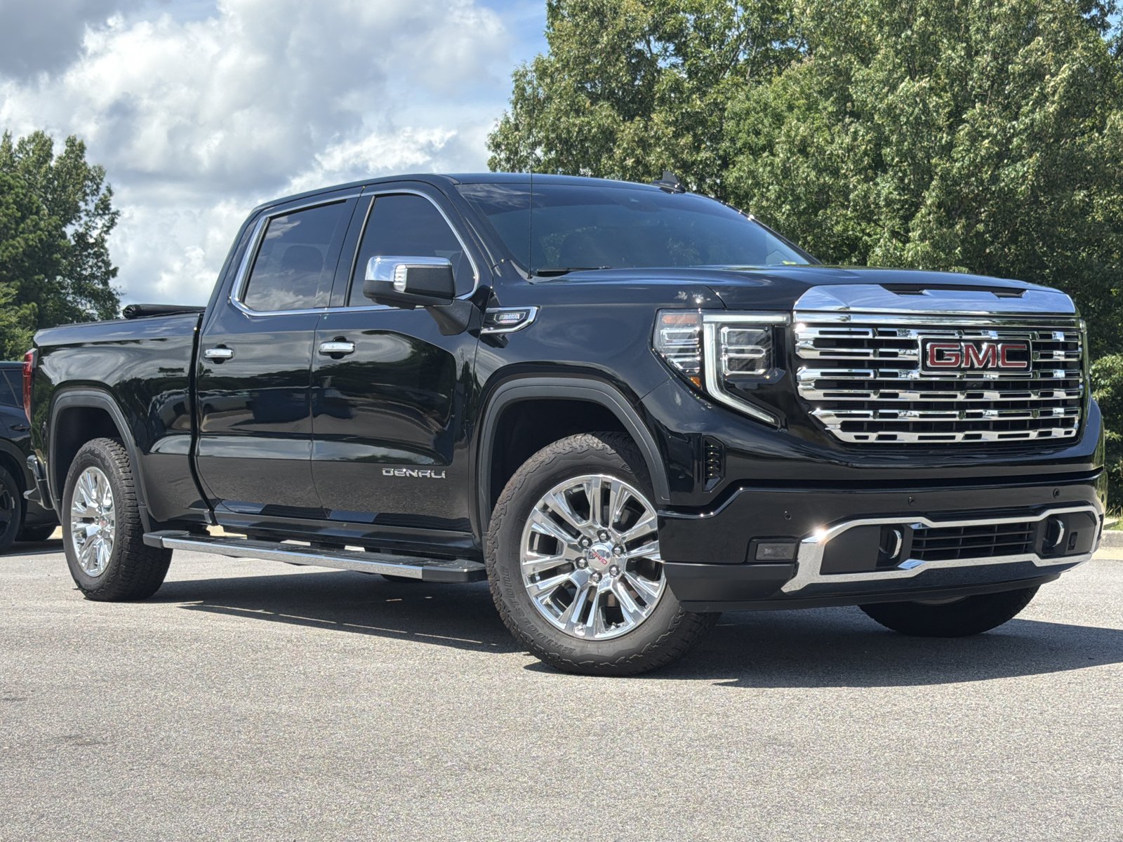Used 2025 GMC Sierra 1500 Denali AWD/4WD image 2