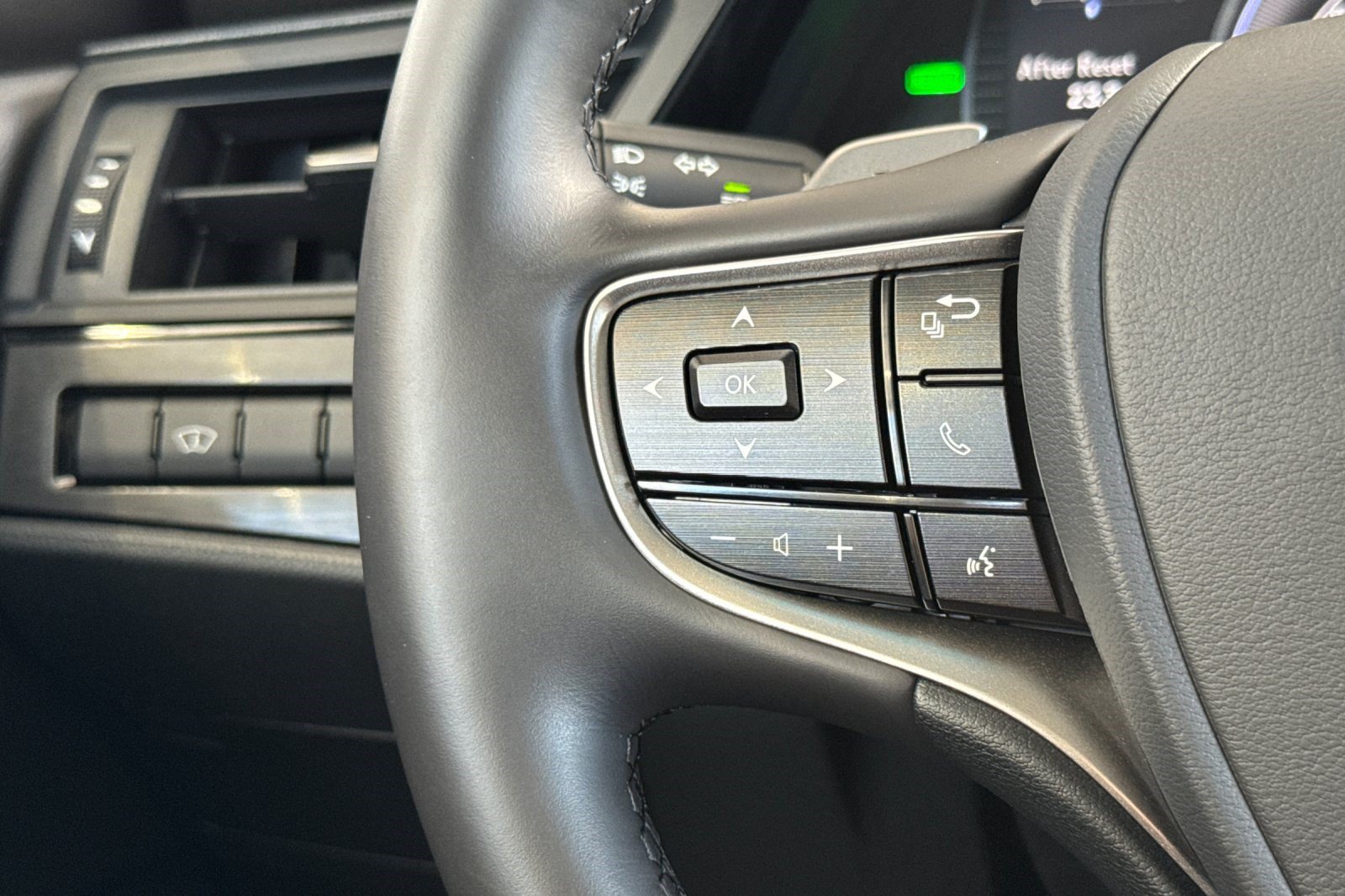 Certified 2025 Lexus ES 300h w/ Premium Package FWD image 29