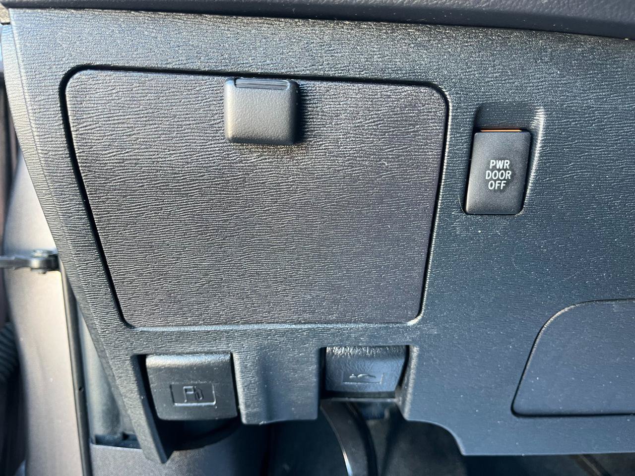 Used 2015 Toyota Sienna Limited FWD image 32