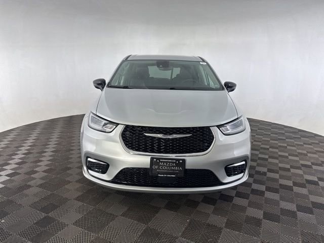 Used 2024 Chrysler Pacifica Touring-L image 2