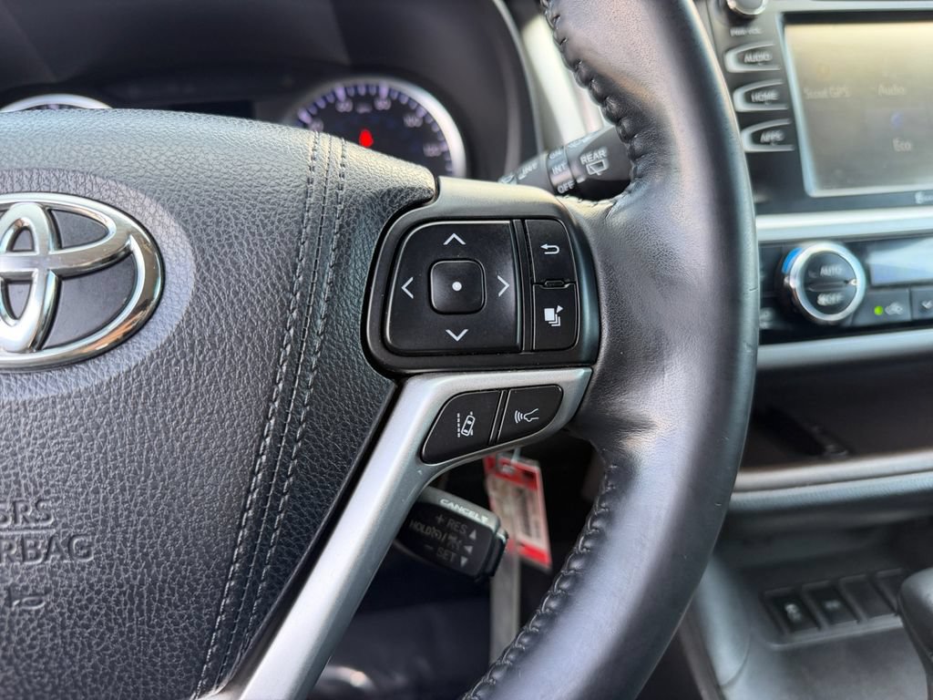 Used 2017 Toyota Highlander Plus FWD image 19