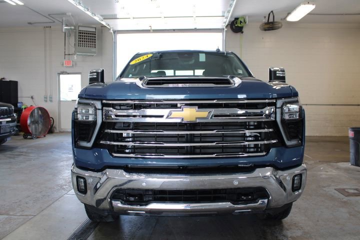 Used 2024 Chevrolet Silverado 2500 LTZ w/ LTZ Premium Package AWD/4WD image 2