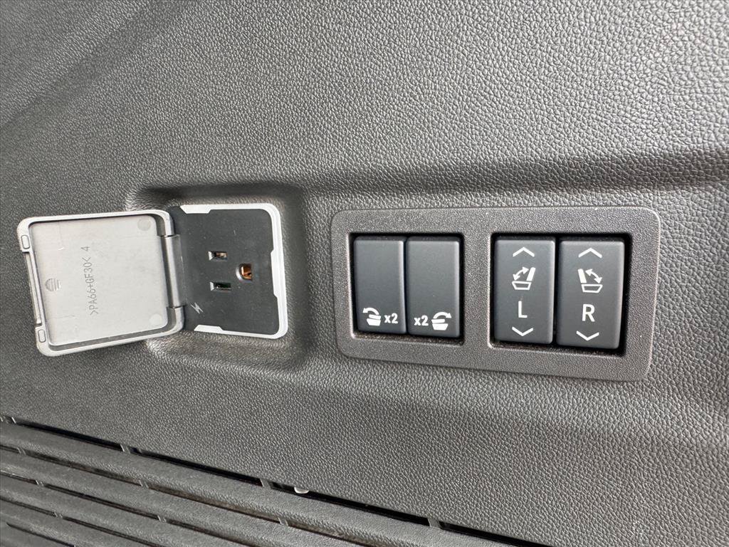 Used 2025 Chevrolet Suburban Premier AWD/4WD image 12