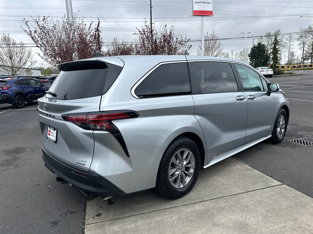 Certified 2021 Toyota Sienna XLE image 5