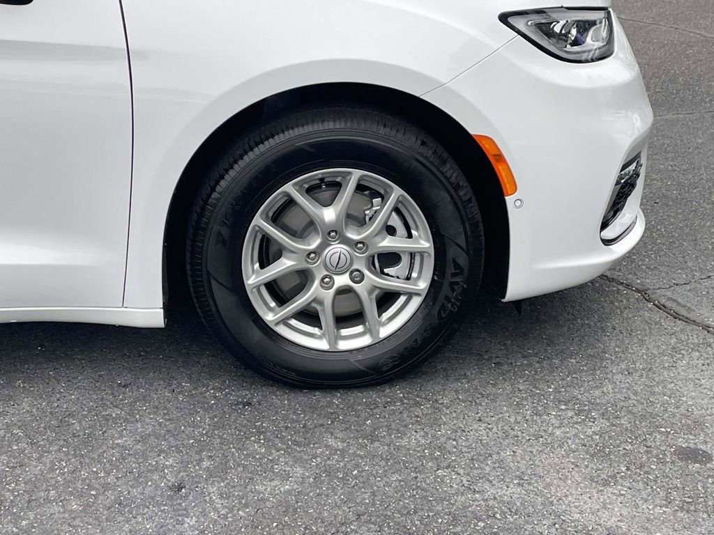 New 2026 Chrysler Pacifica Select image 13