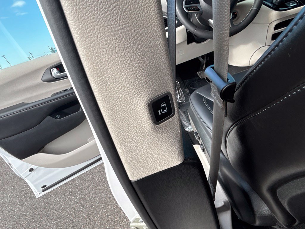 Used 2024 Chrysler Pacifica Limited FWD image 45