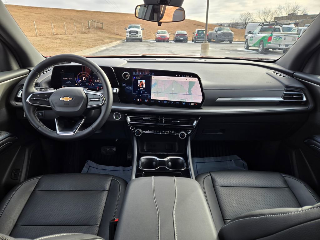 Used 2025 Chevrolet Traverse LT image 16