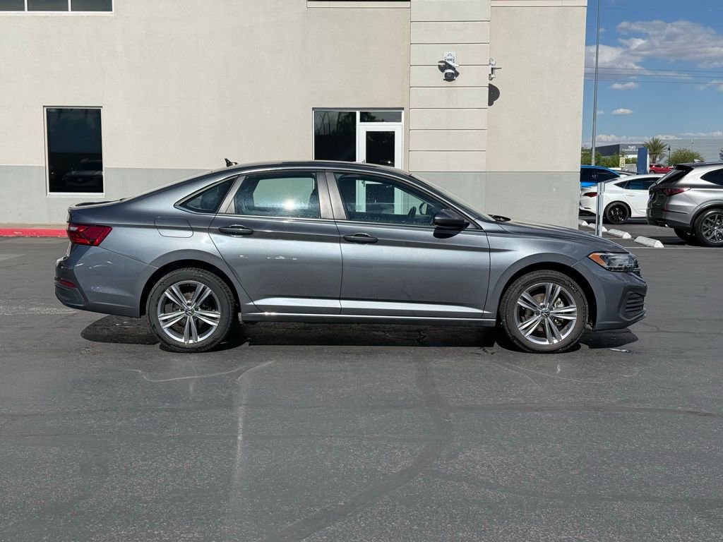 Used 2024 Volkswagen Jetta SE image 4