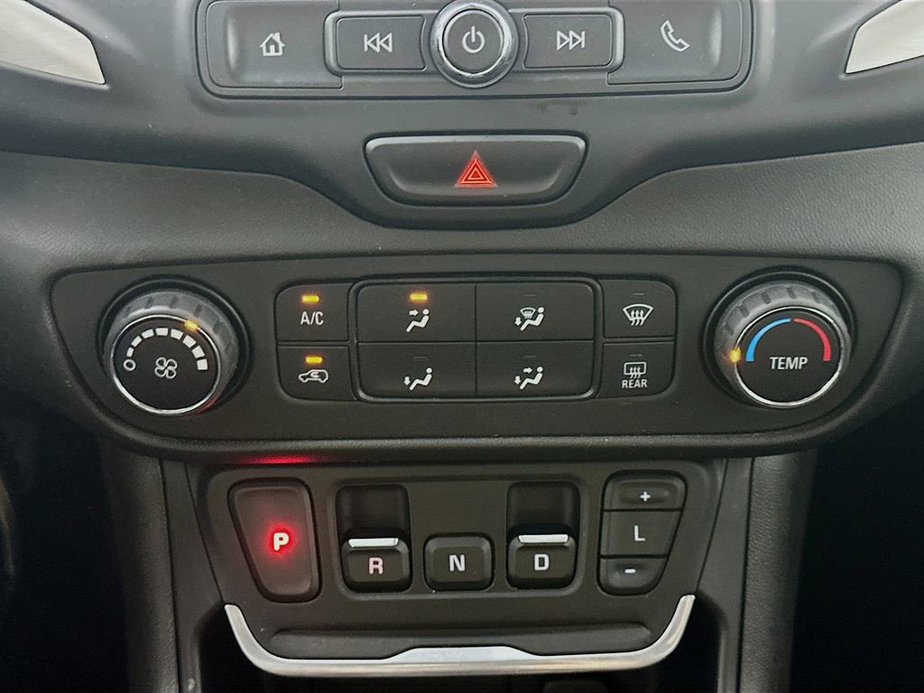 Used 2020 GMC Terrain SLE w/ Elevation Edition image 18