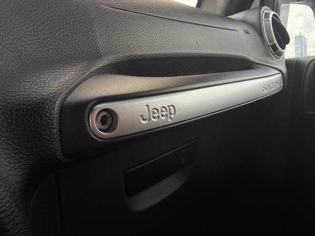 Used 2015 Jeep Wrangler Rubicon w/ Power Convenience Group AWD/4WD image 12