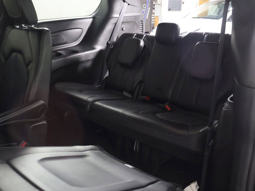 Used 2025 Chrysler Pacifica Select image 40