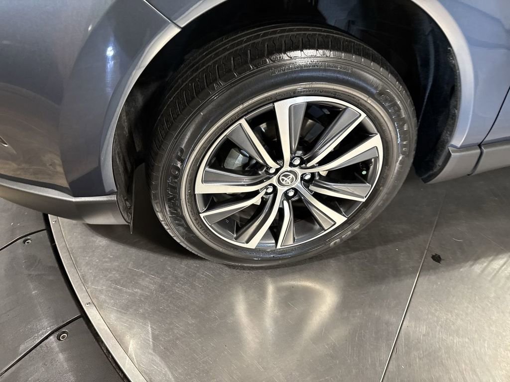 Used 2021 Toyota Venza LE image 10