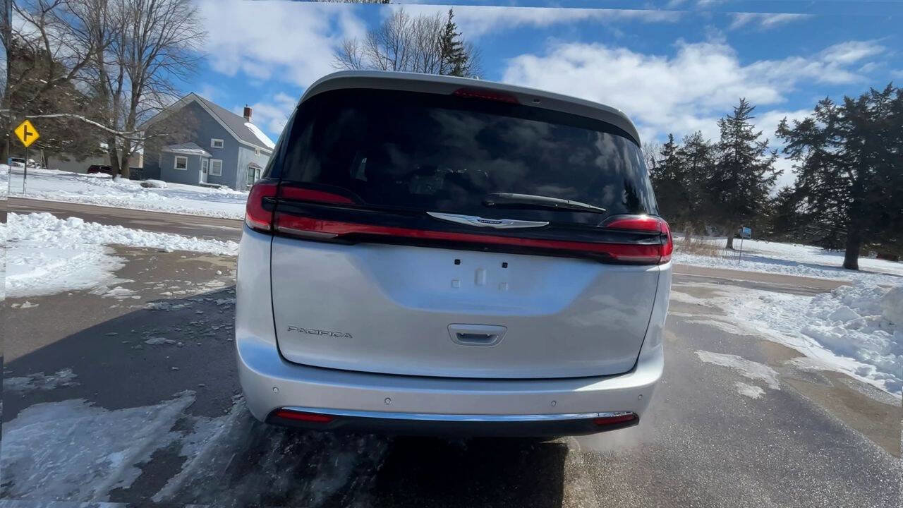 Used 2022 Chrysler Pacifica Touring-L image 4