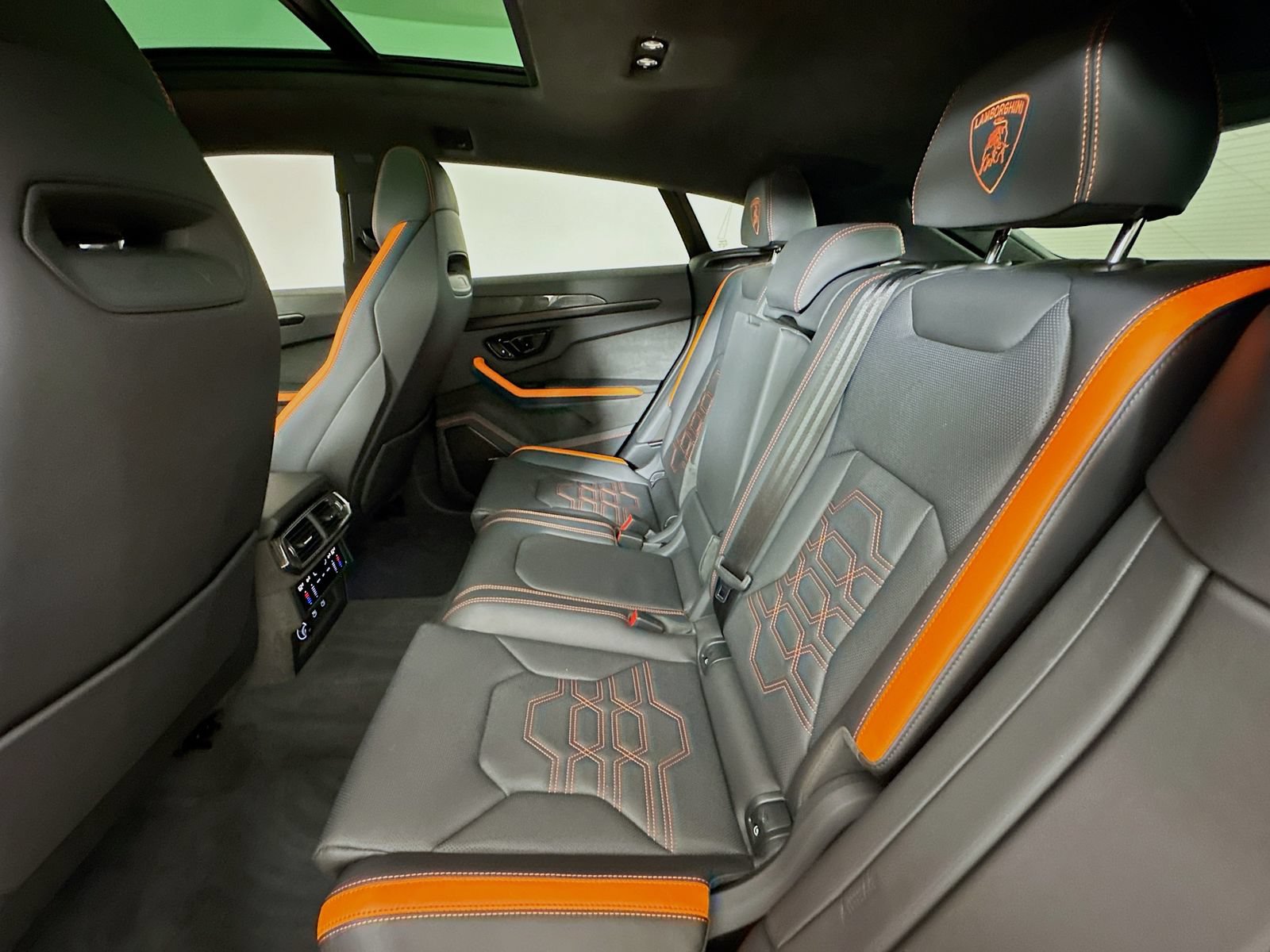 Used 2025 Lamborghini Urus SE AWD/4WD image 40