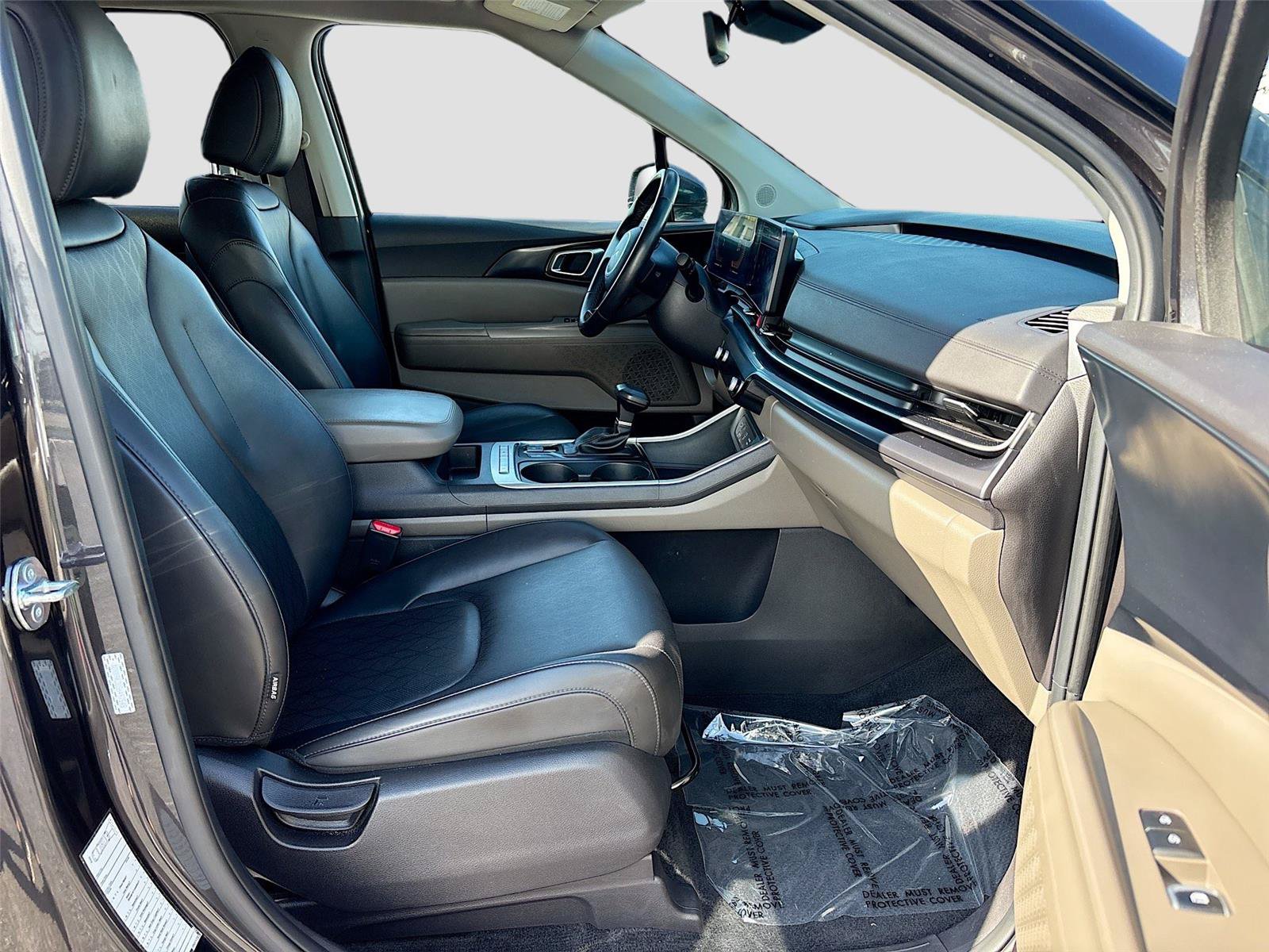 Used 2025 Kia Carnival FWD image 33