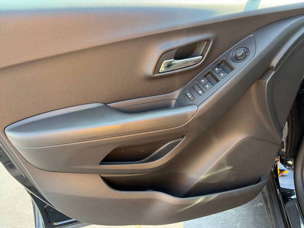 Used 2019 Chevrolet Trax LT w/ LT Convenience Package AWD/4WD image 16