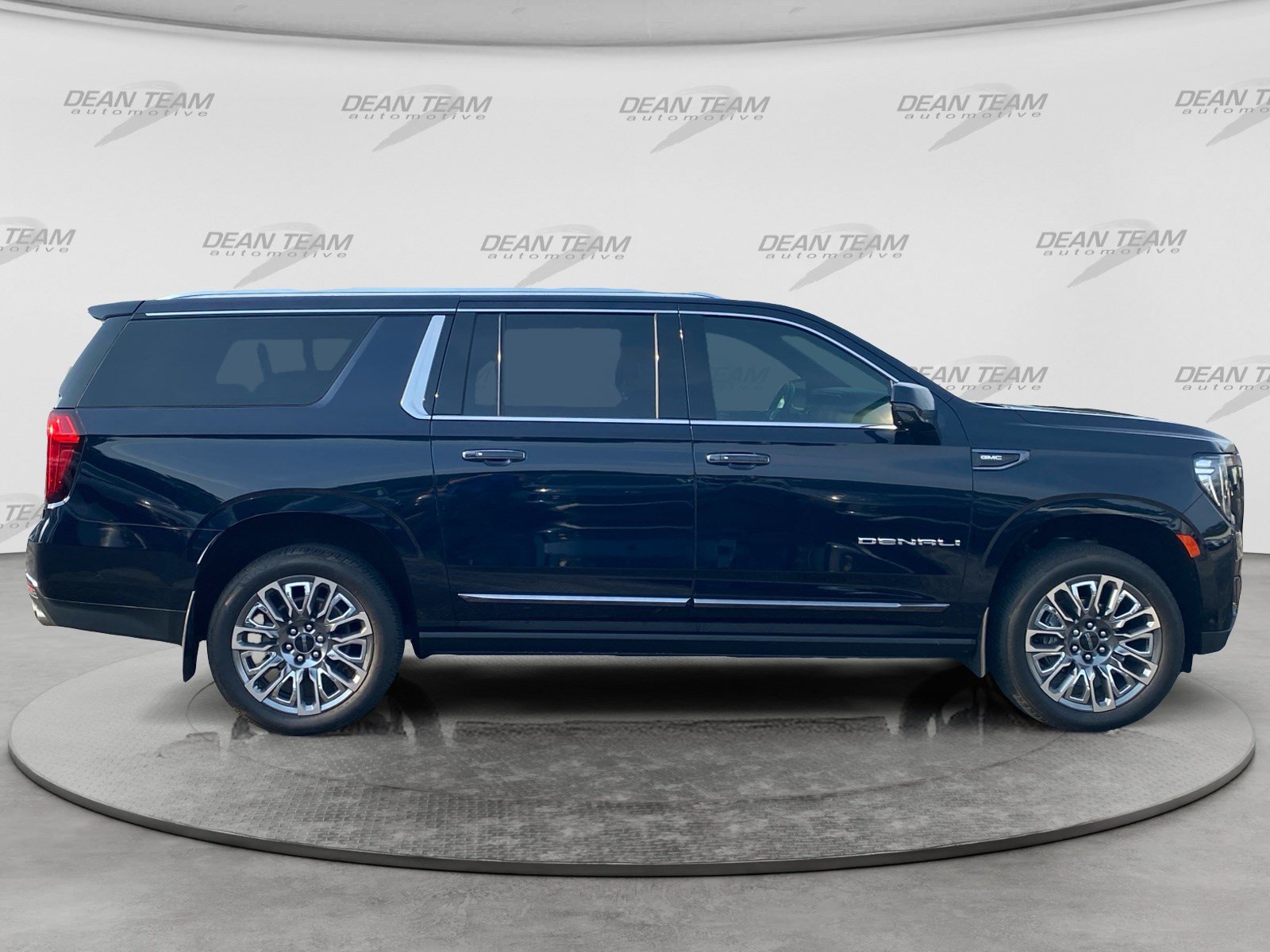 Used 2023 GMC Yukon XL Denali Ultimate w/ LPO, Floor Liner Package AWD/4WD image 9