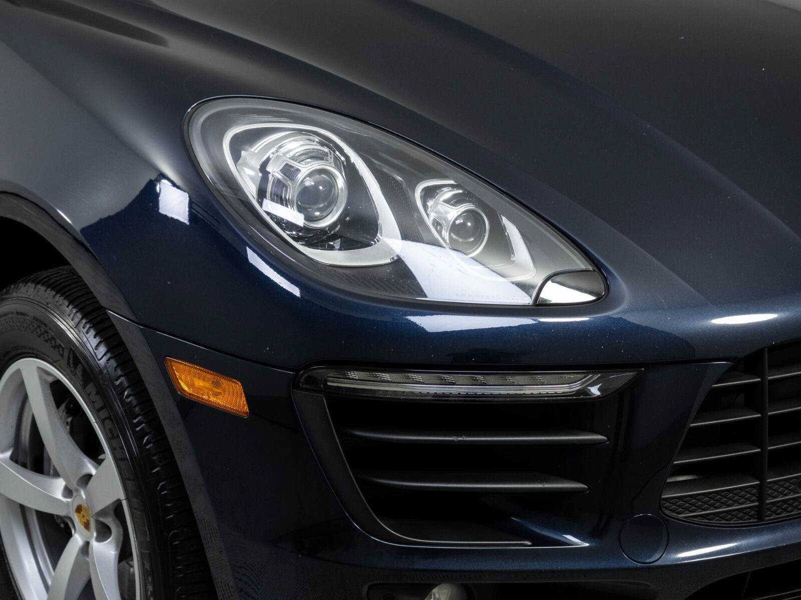 Used 2018 Porsche Macan AWD/4WD image 34