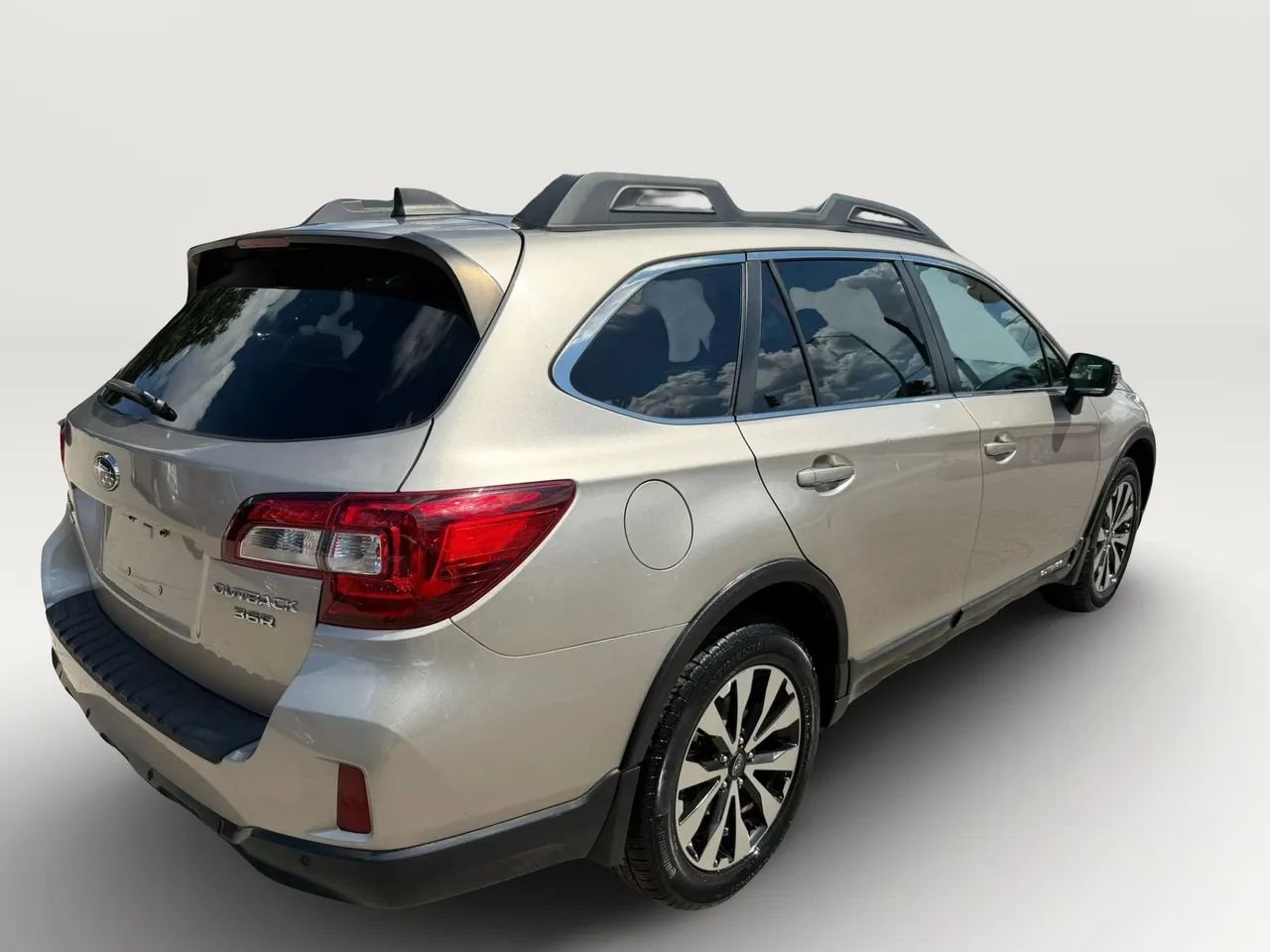 Used 2017 Subaru Outback 3.6R Limited AWD/4WD image 3