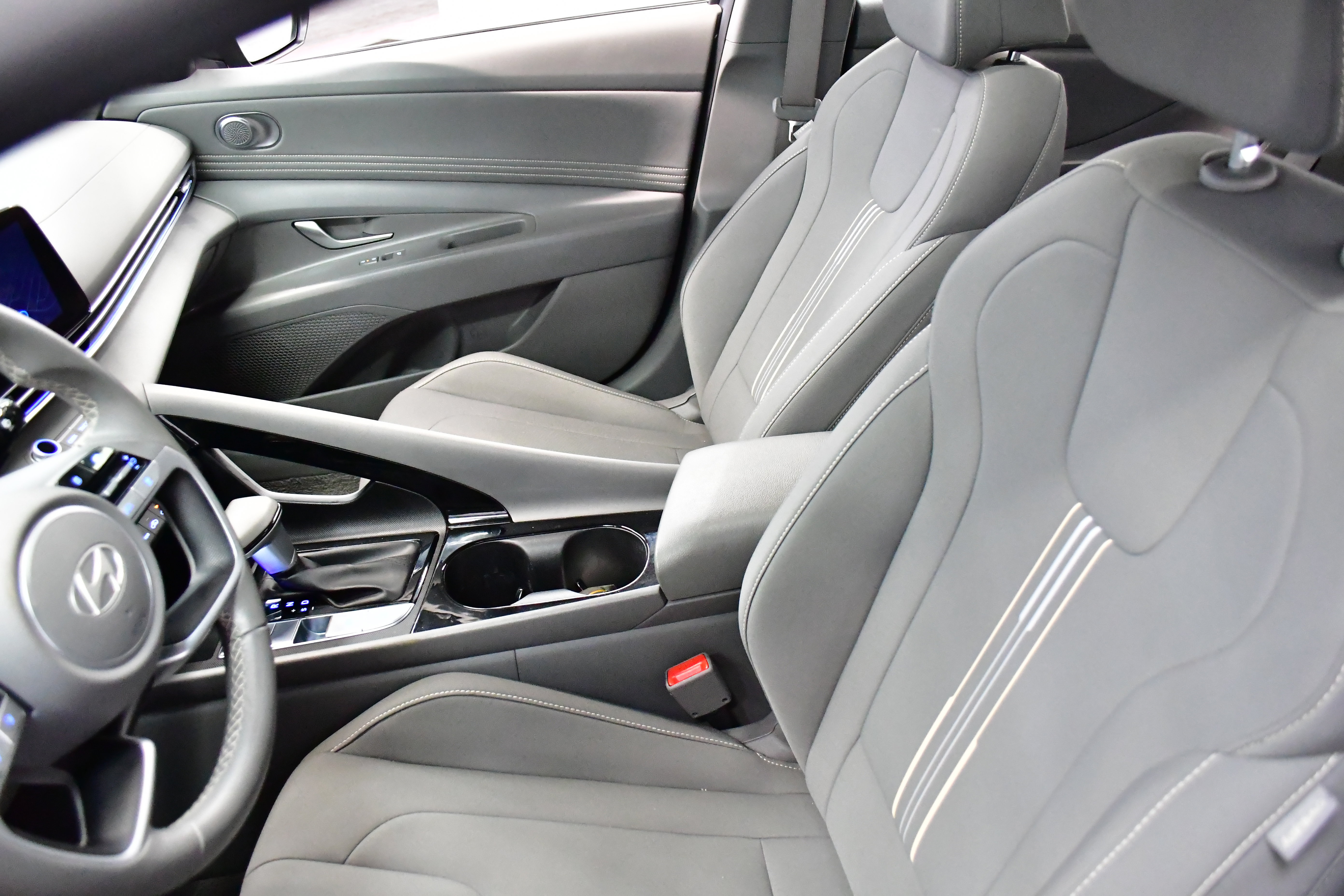 Used 2025 Hyundai Elantra SEL image 11