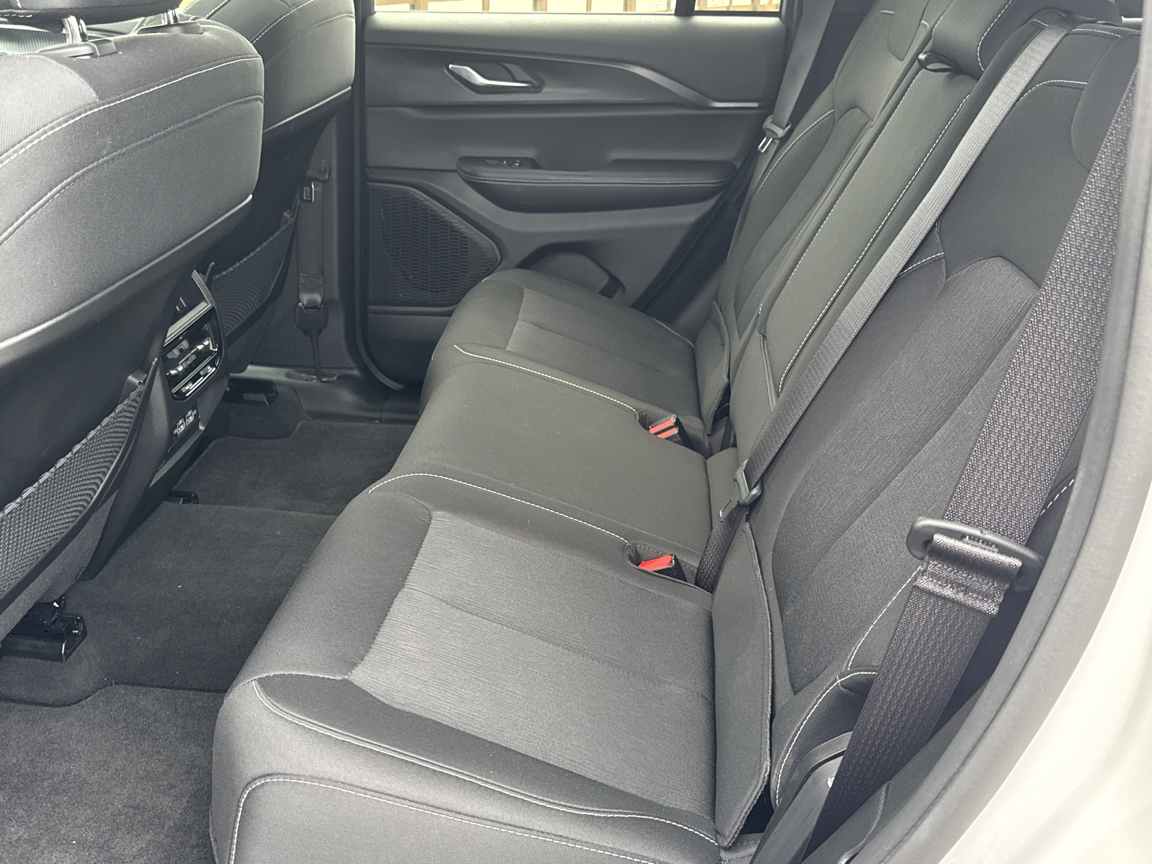 Used 2025 Jeep Grand Cherokee Laredo X w/ Luxury Tech Group I image 21