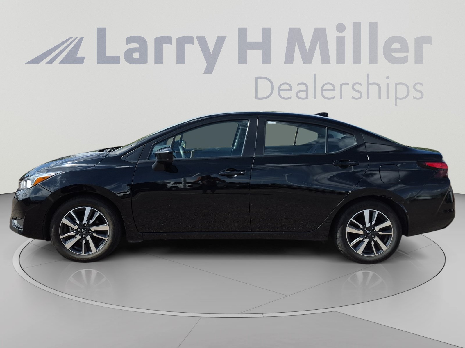 Used 2024 Nissan Versa SV FWD image 2