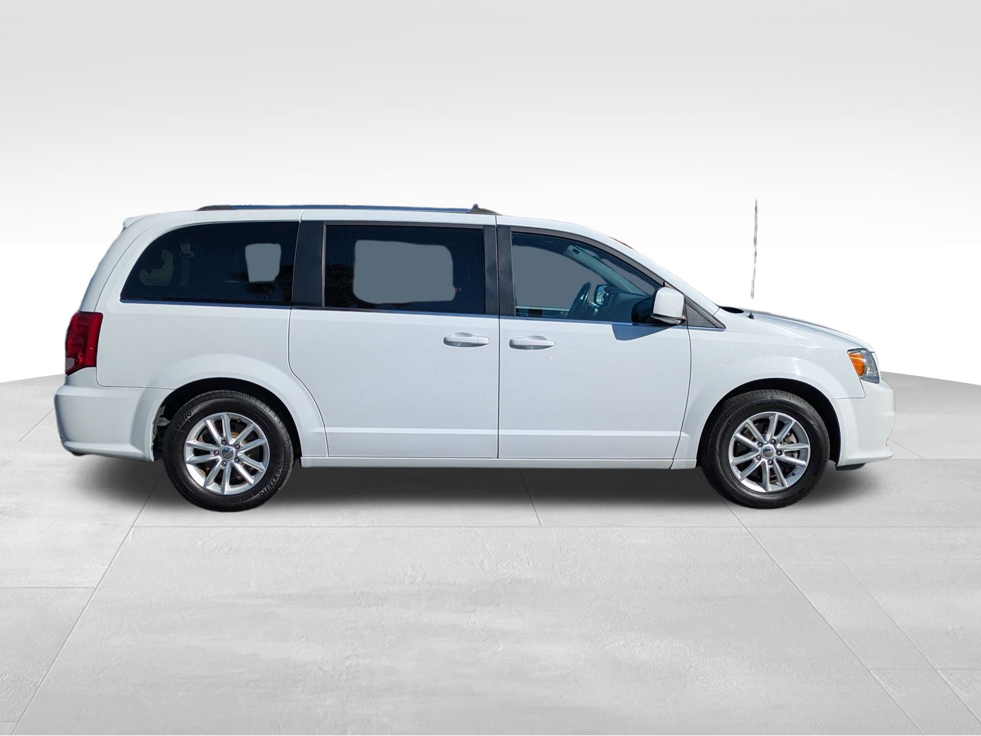 Used 2018 Dodge Grand Caravan SXT image 4