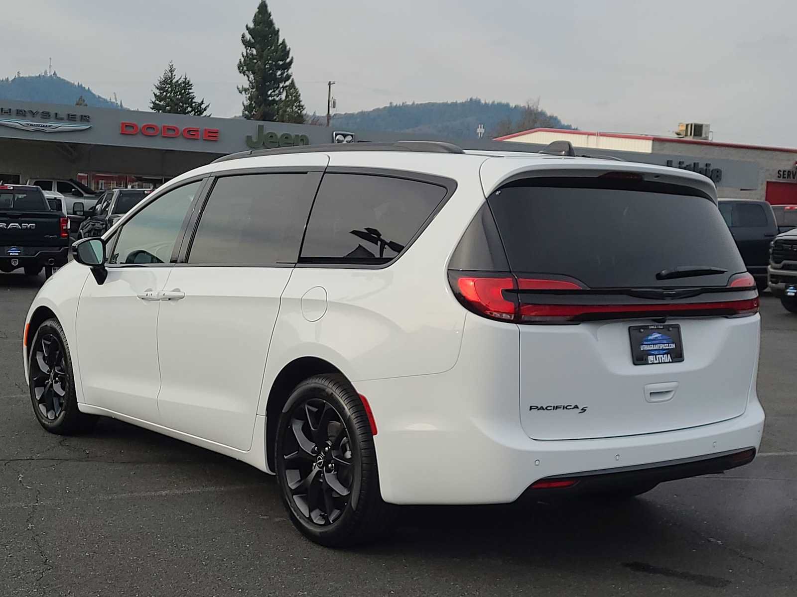 New 2026 Chrysler Pacifica Select w/ S Appearance Package FWD image 12