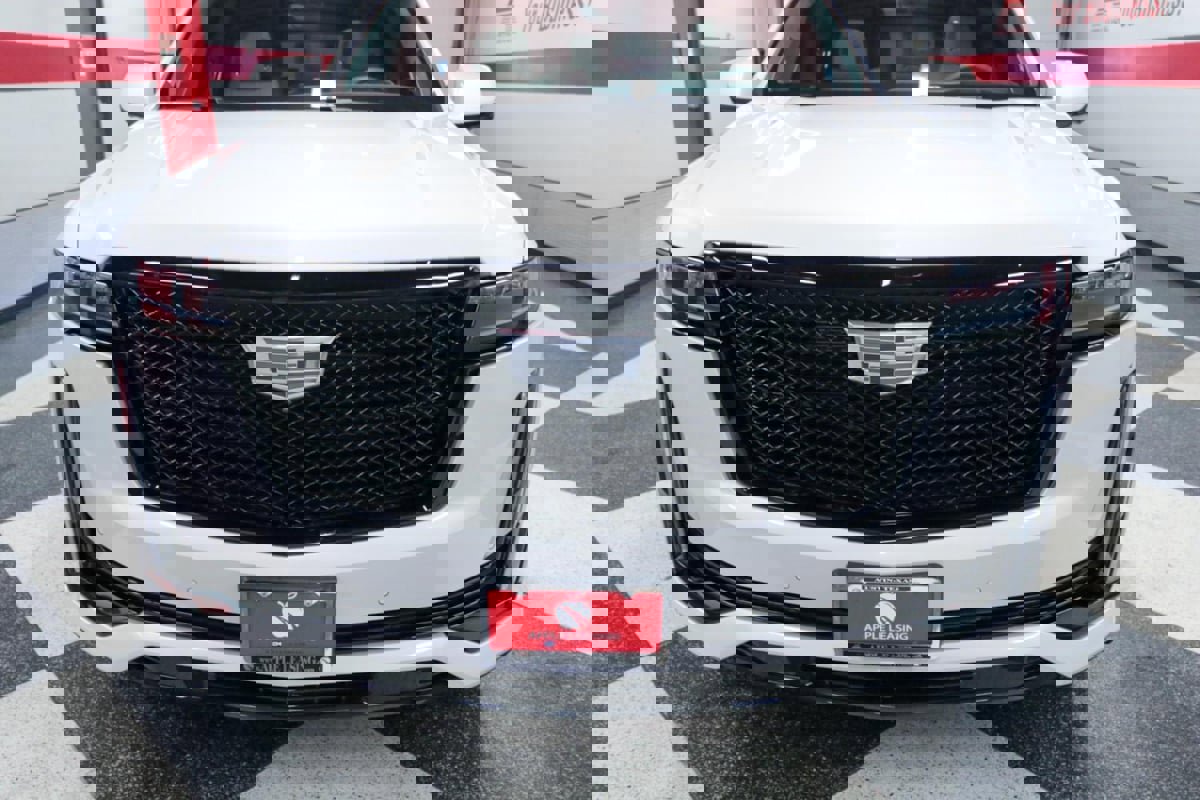 Used 2024 Cadillac Escalade ESV Sport Platinum w/ LPO, ONYX Package image 4