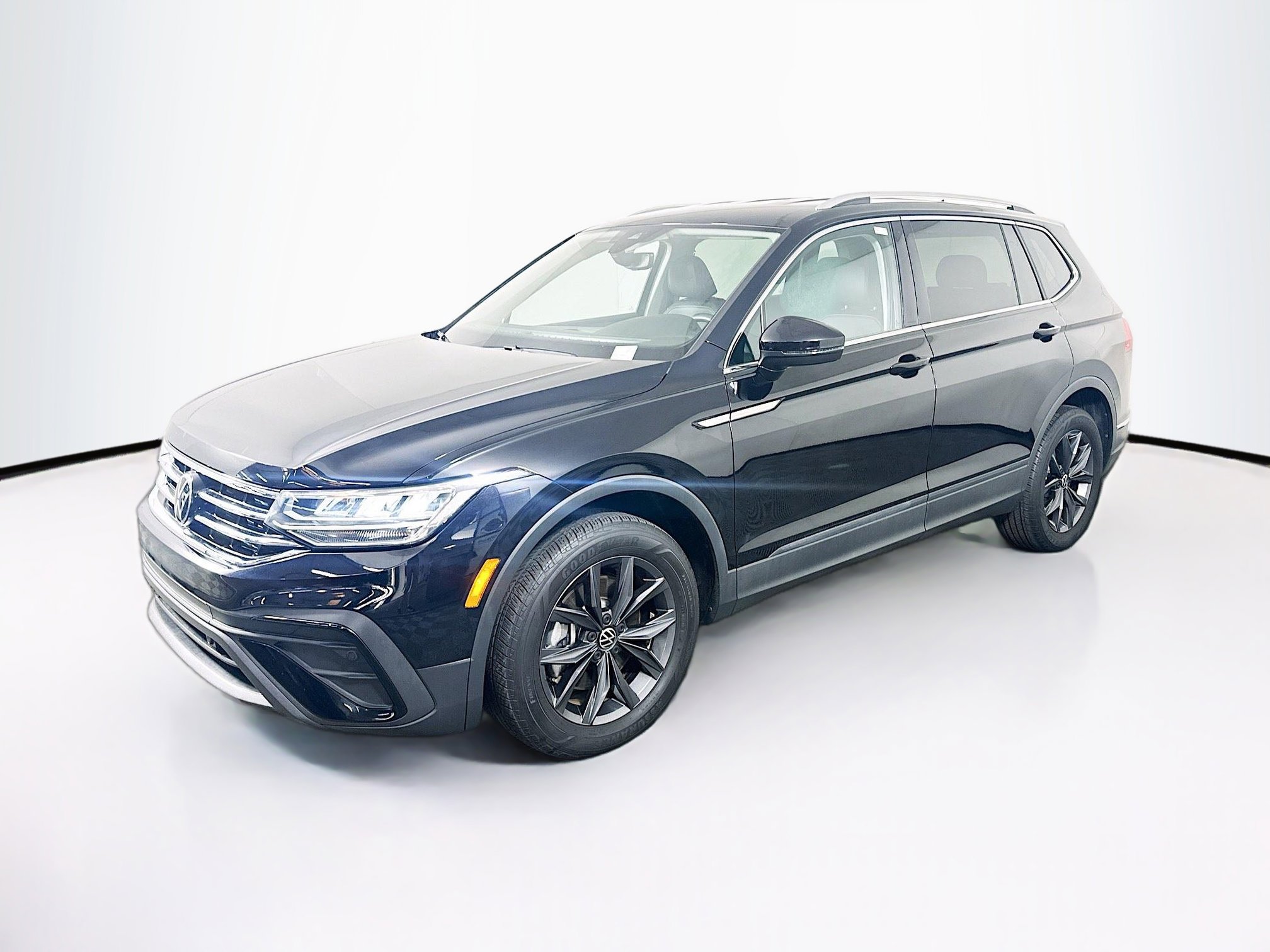 Used 2023 Volkswagen Tiguan SE FWD image 3