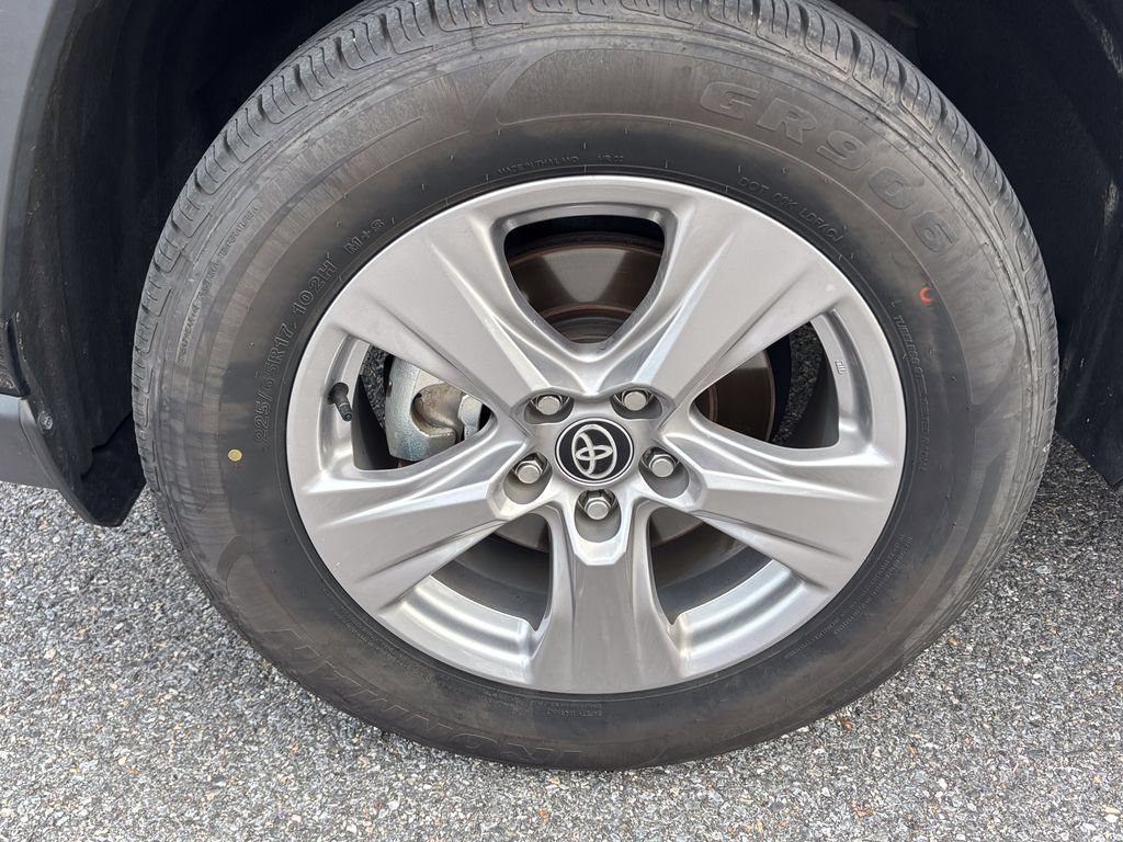 Used 2025 Toyota RAV4 XLE AWD/4WD image 15