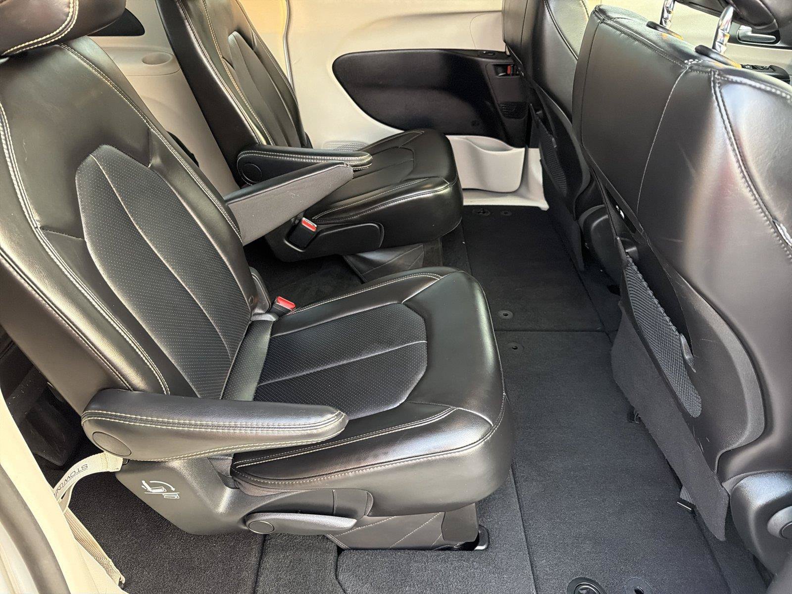 Used 2024 Chrysler Pacifica Touring-L FWD image 15